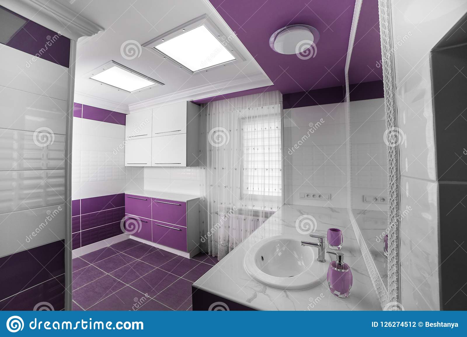 intérieur moderne de salle bains avec un panneau mosaïque