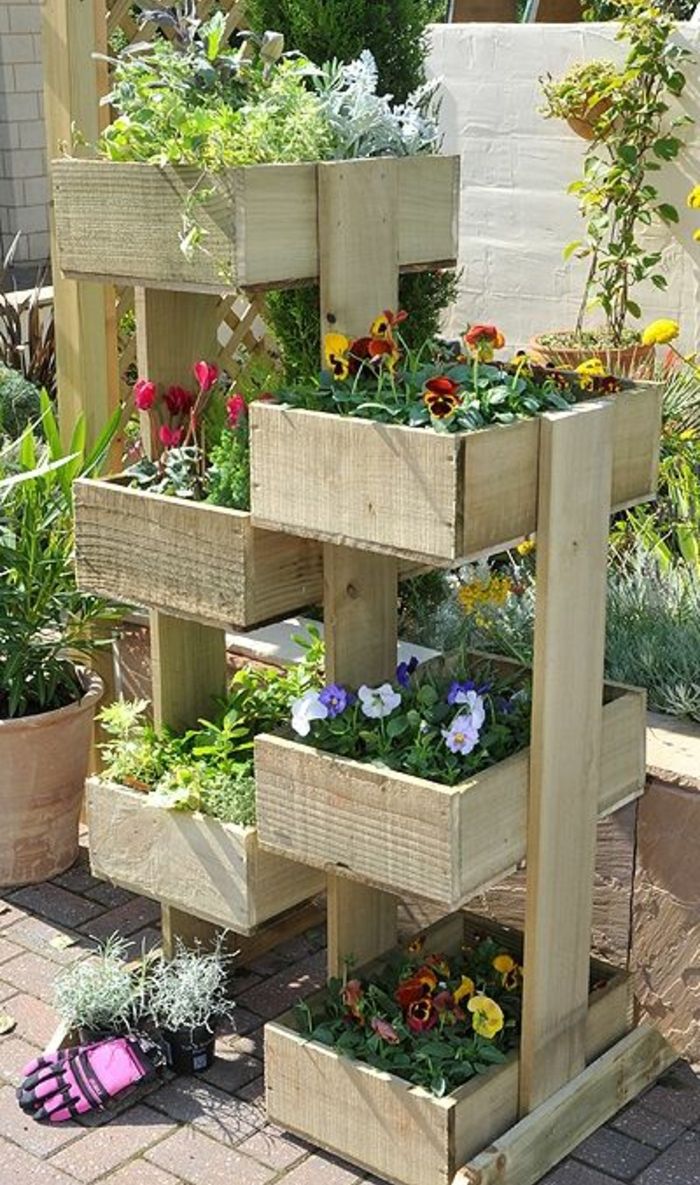 bac a fleur en palette des bacs en bois superpos C3 A9s pour planter des fleurs id C3 A9e ment am C3 A9nager un jardin exterieur e