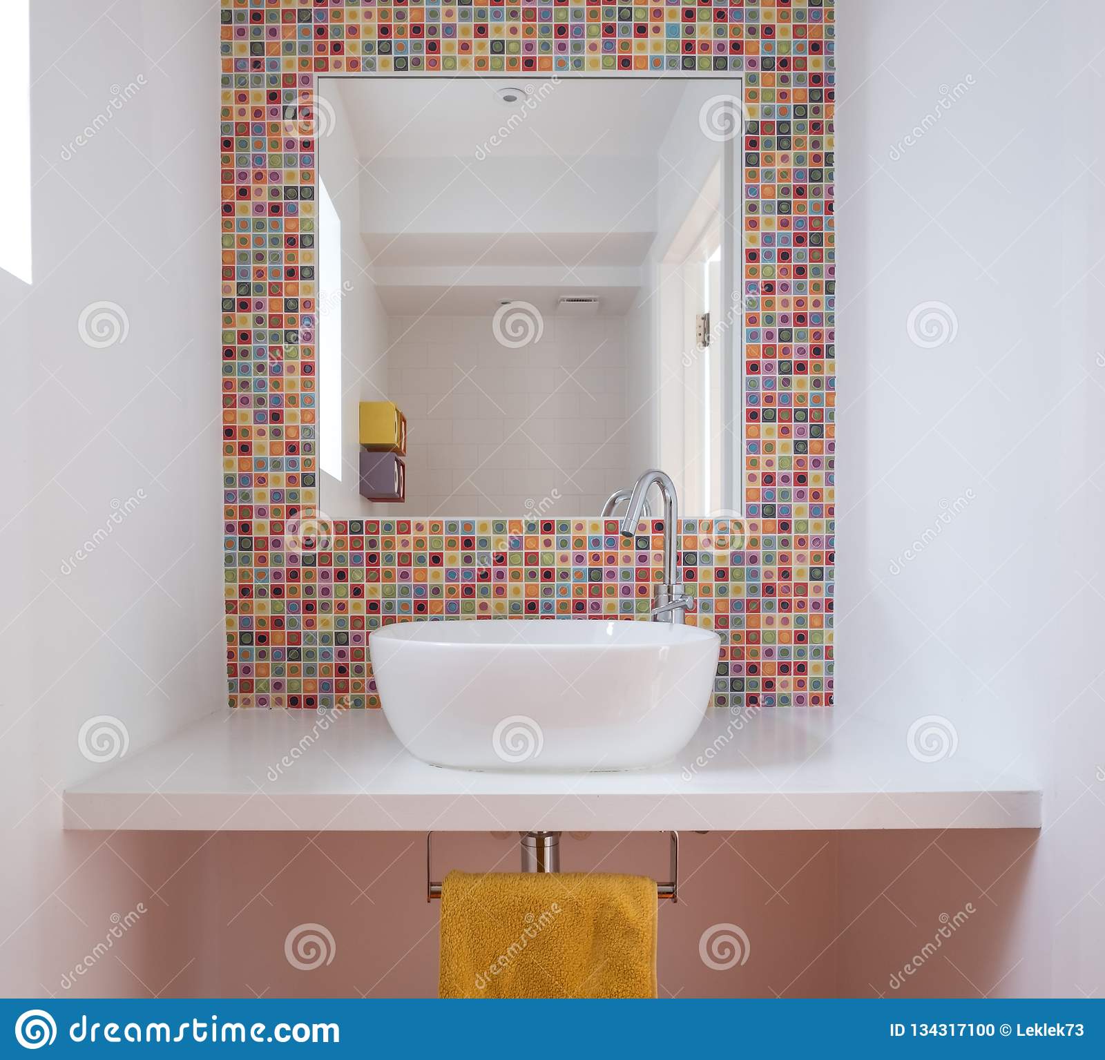 la salle de bains contemporaine avec le lavabo tuiles mosaïque en verre colorées peint l étagère forces défense principale