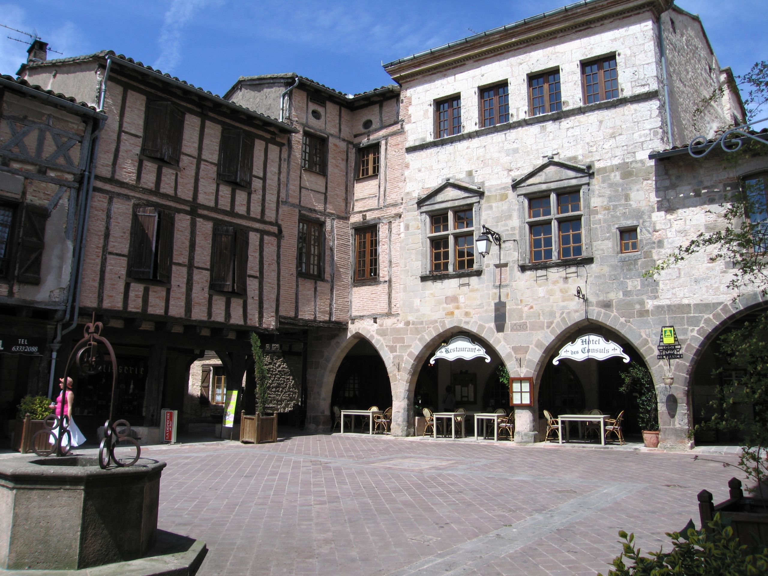 Place Castelnau de Montmiral