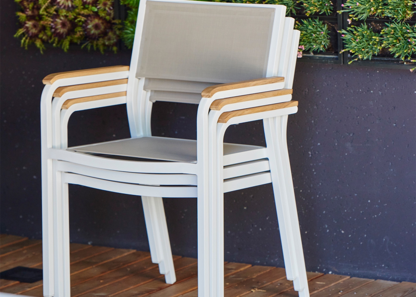 set de 4 chaises de jardin en aluminium teck et batyline noir blanc ou taupe lux alu par jankurtz