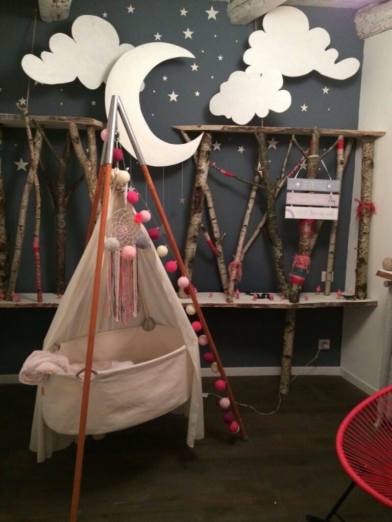 mur chambre enfant unique et decoration bois nuage et lune mobile bebe deco de chambre 768x1024