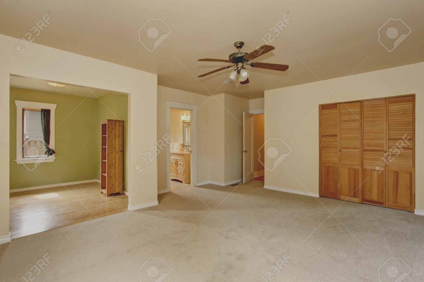 images peinture interieur maison ancienne de style artisan avec la int c3 a9rieure beige plancher tapis et placard