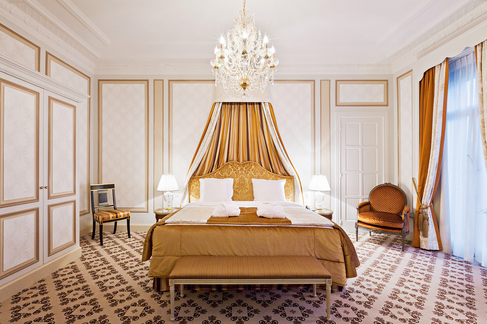 Hotel Metropole Suite Sarah Bernhardt Bed