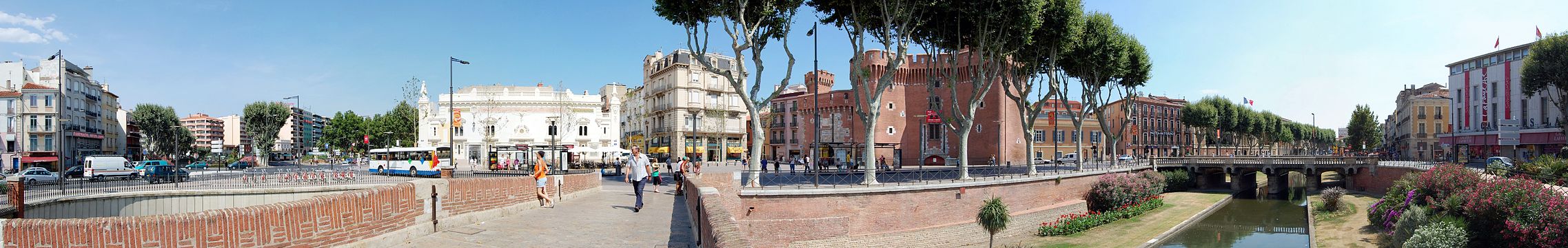 2275px Perpignan panorama le quai Sadi Carnot et le quai Vauban le long de la rivière la Basse