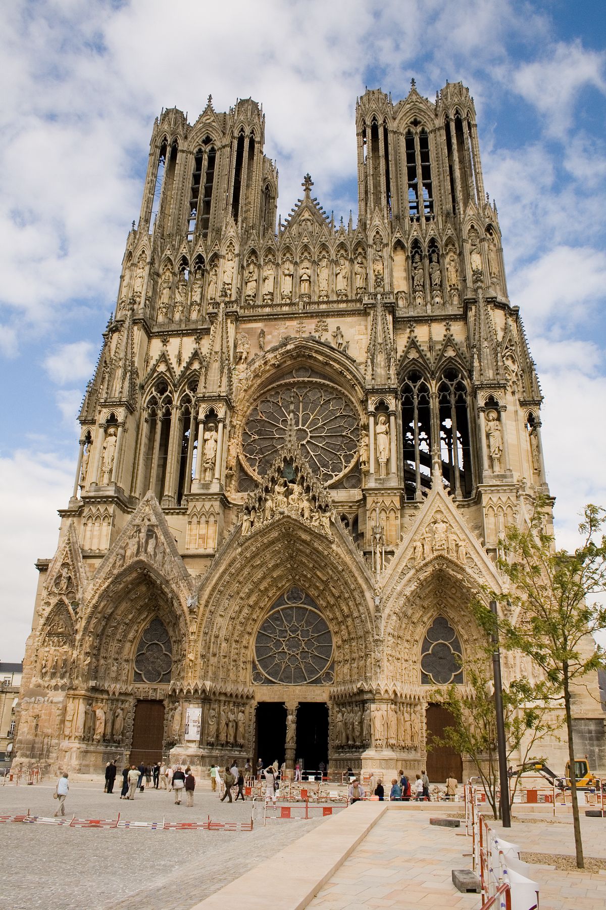 1200px Facade de la Cathédrale de Reims Parvis