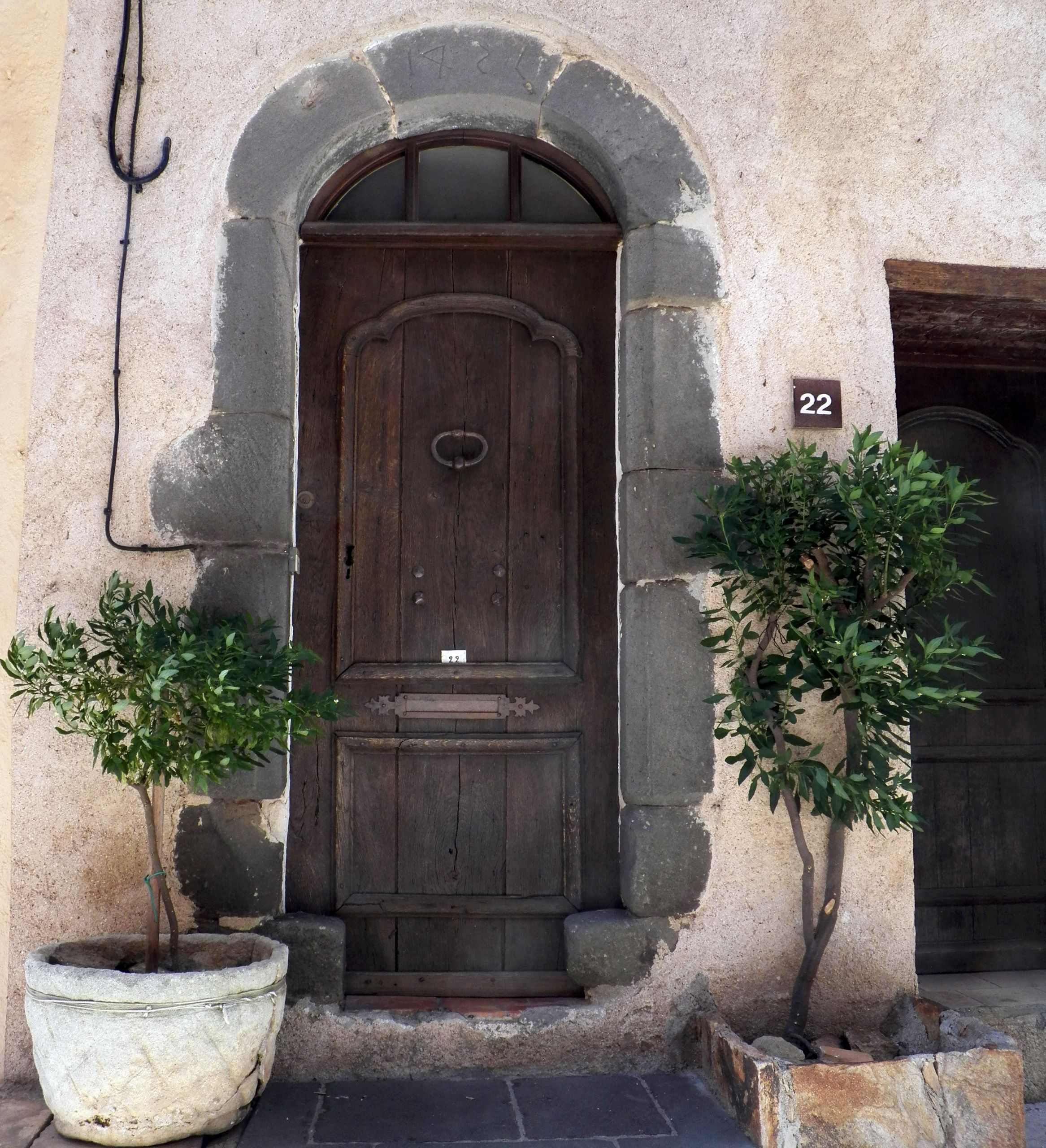 Porte ancienne de Gassin dont le linteau porte la date de 1422