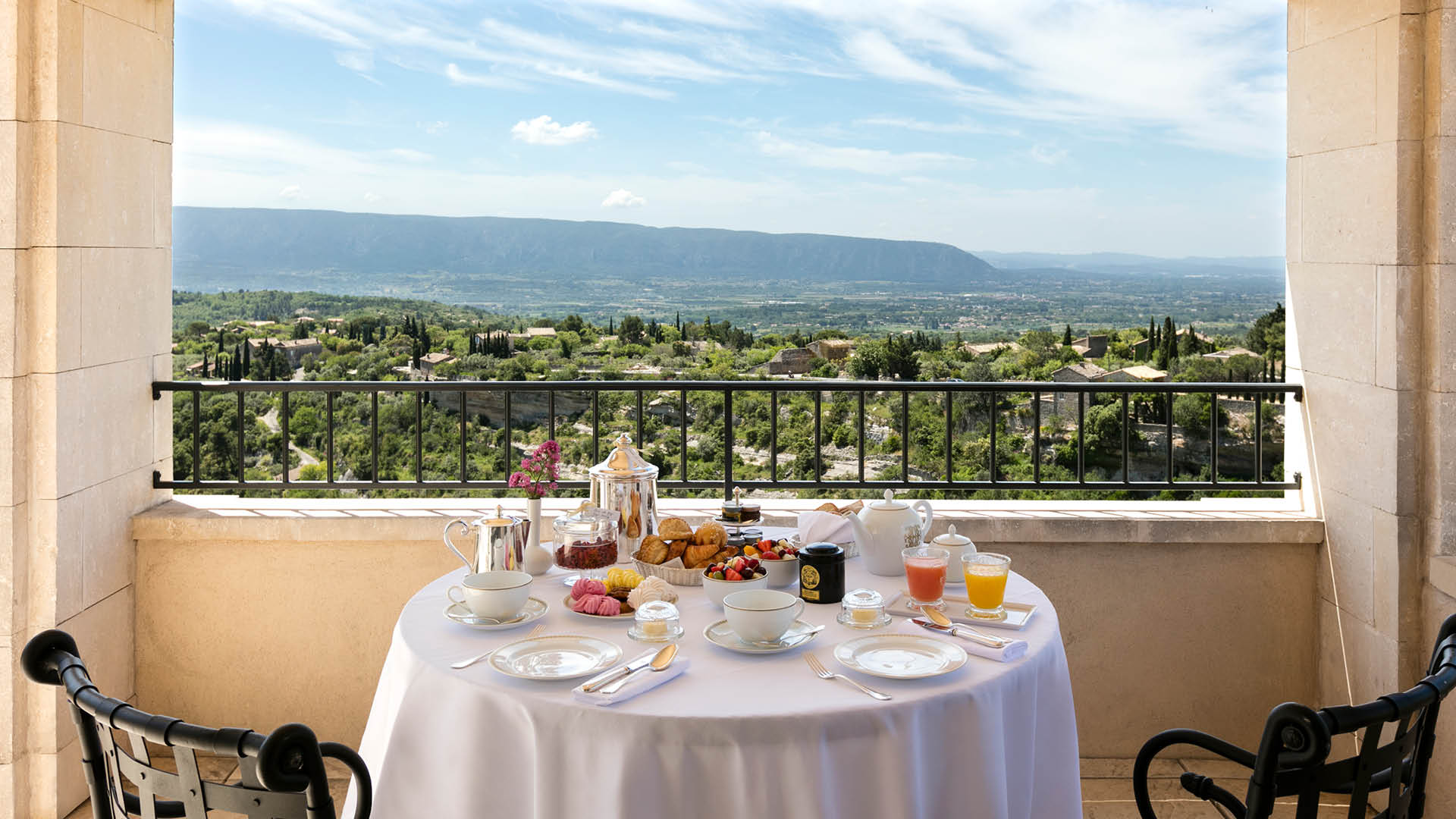 hotel gordes luxe 5 etoiles bastide de gordes palace suite duc de soubise terrasse luberon petit dejeuner