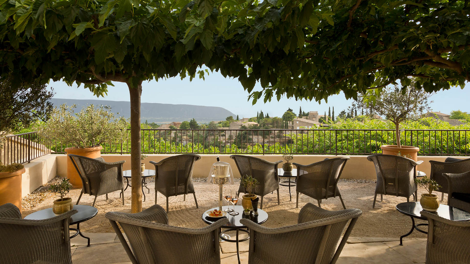 la bastide de gordes hotel 5 etoiles luxe gordes provence luberon terrasse bar 1