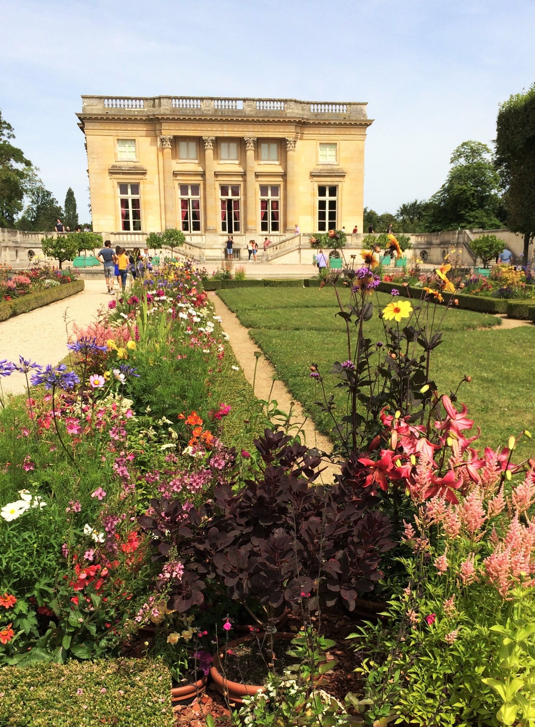 Petit Salon Jardin Élégant An afternoon at the Gardens Of Versailles