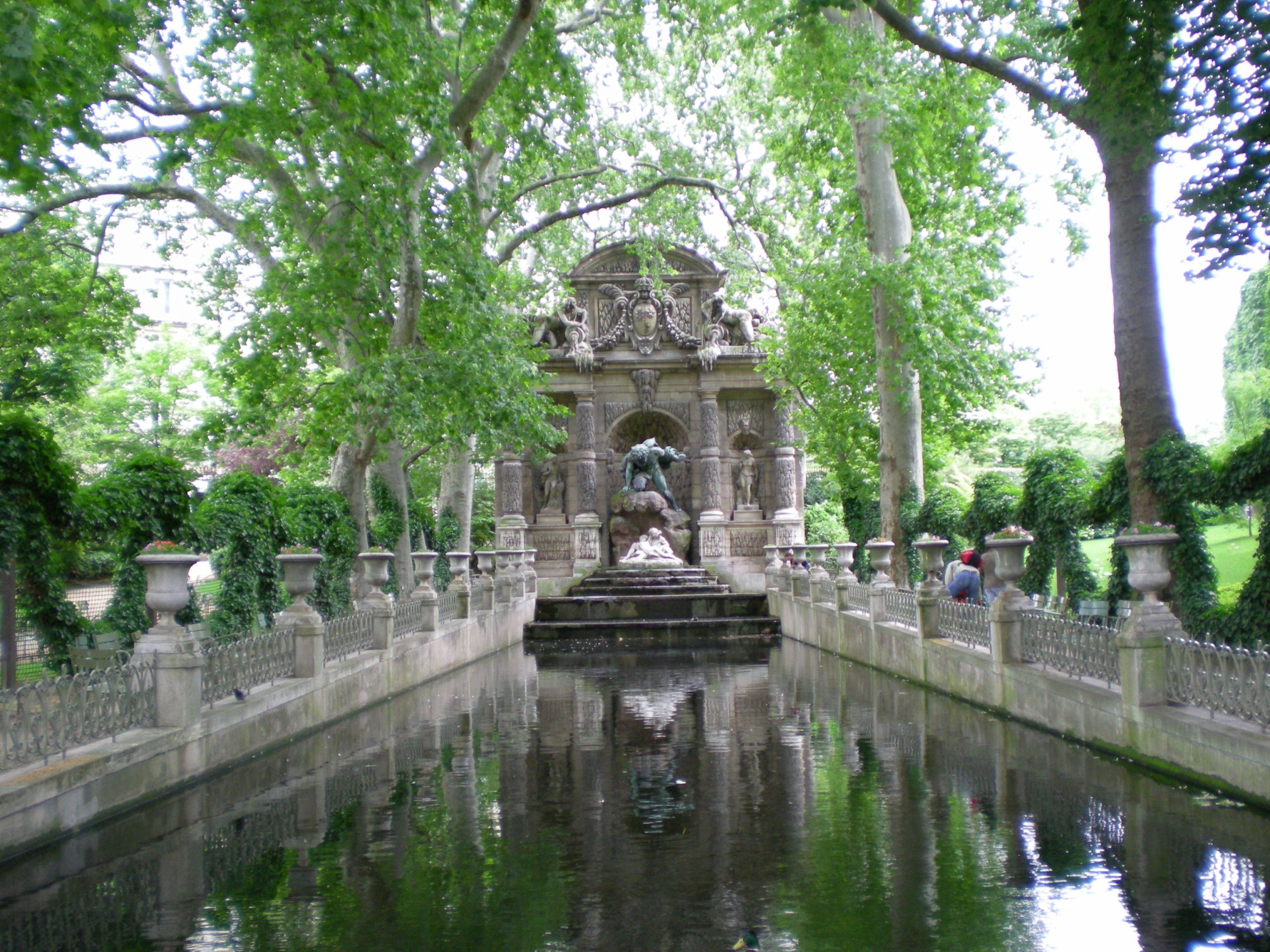 Monument a coté du palais