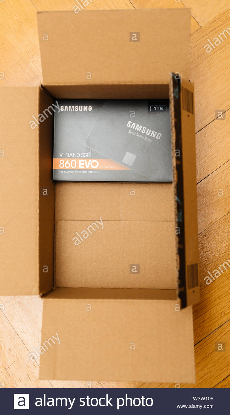 paris france 15 mai 2019 livraison colis colis en carton fort d un nouveau ssd disque ssd 860 evo modele de samsung 1 to de disque a memoire flash plus rapide w3w106