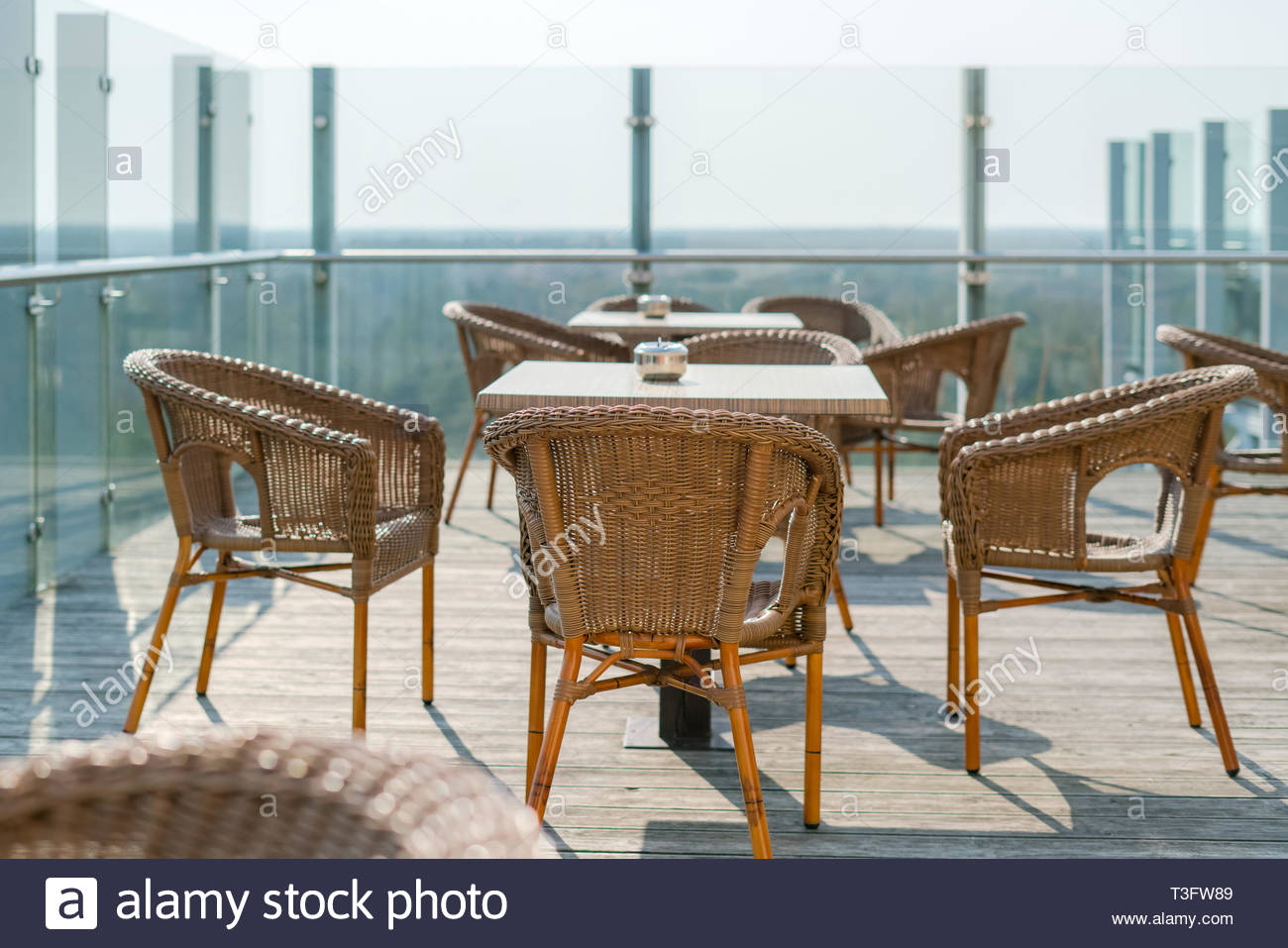 cafe vide avec des fauteuils en osier et en rotin tables sur jardin d ete terrasse exterieur l espace libre table et chaises de cafe vide meubles en rotin t3fw89
