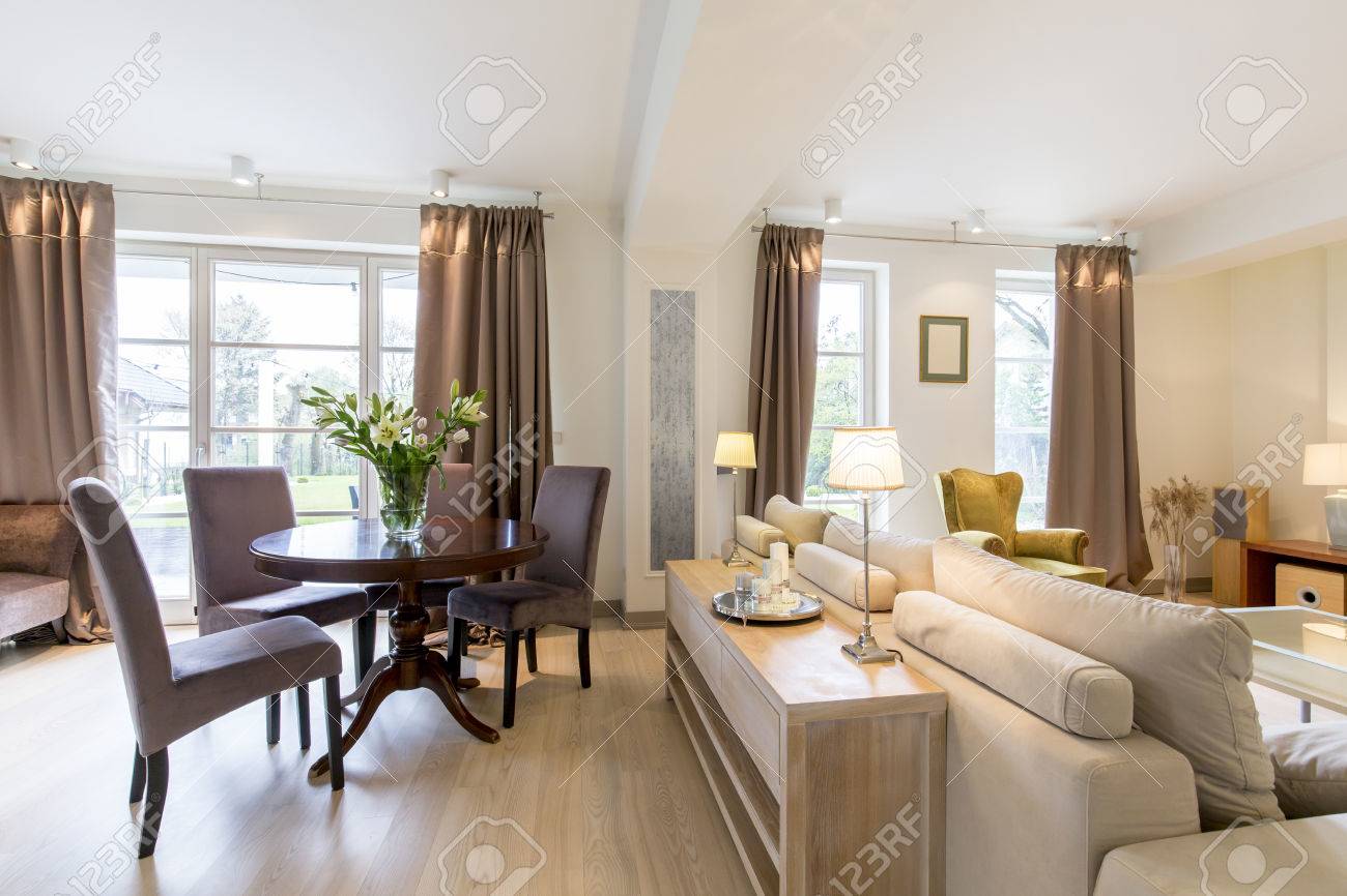 salon élégant avec un grand canapé et une ronde une table basse classique dans un intérieur spacieux de la