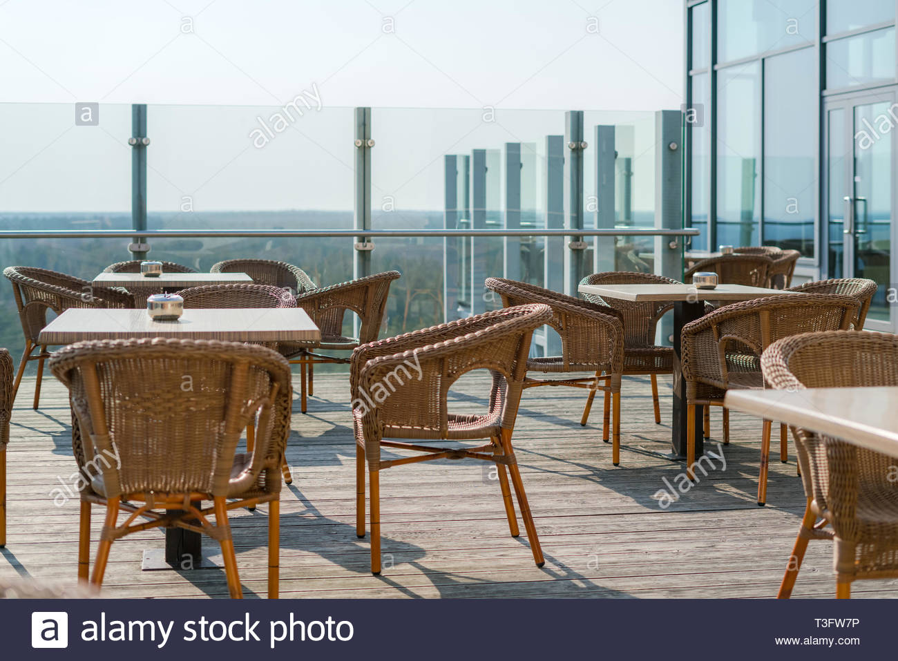 cafe vide avec des fauteuils en osier et en rotin tables sur jardin d ete terrasse exterieur l espace libre table et chaises de cafe vide meubles en rotin t3fw7p