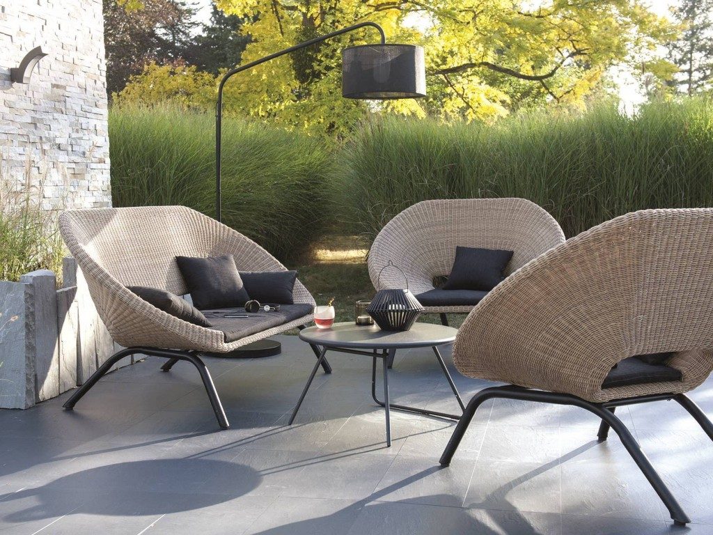 amenager salon jardin chic prix doux joli place idee deco terrasse exterieur solde resine mobilier pas cher meuble table tressee bois ensemble canape chaise plastique petit