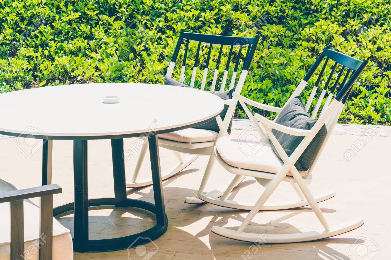 terrasse extérieure avec une chaise moderne et une table filtre vintage