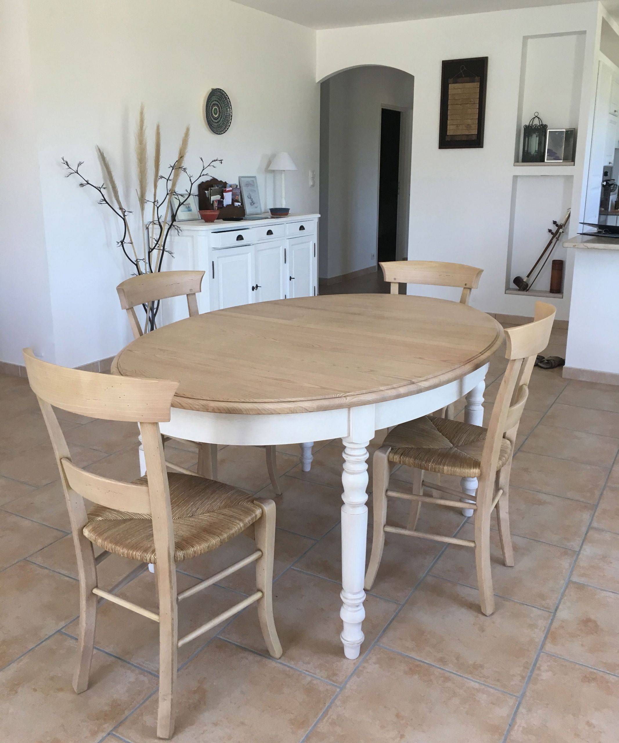 table salle manger ovale bois naturel massif et blanc ambiance de table ovale bois