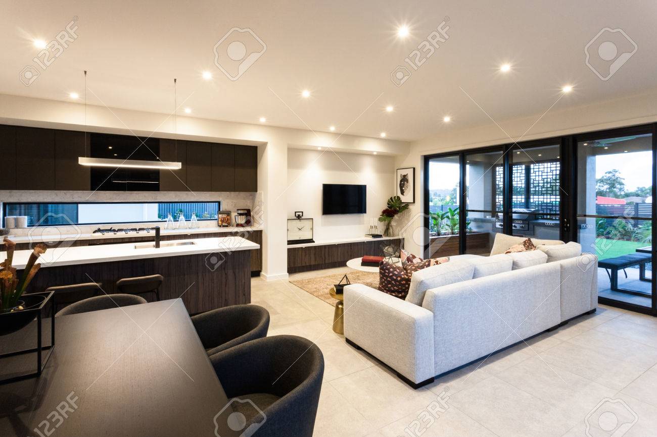 salon moderne et salle à manger à côté de l entrée de la terrasse de l extérieur d une maison moderne