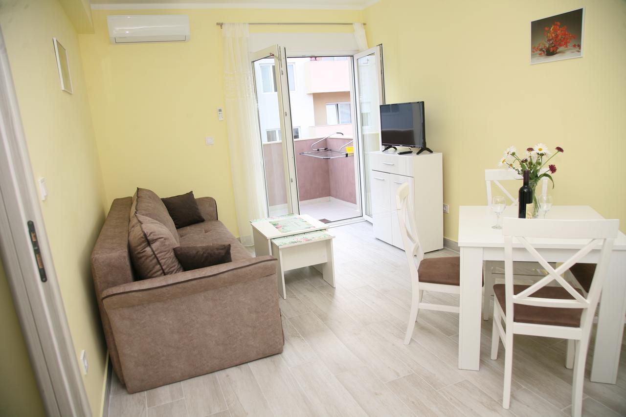 Table Fer Charmant Apartments Mira Montenegro Tivat Booking