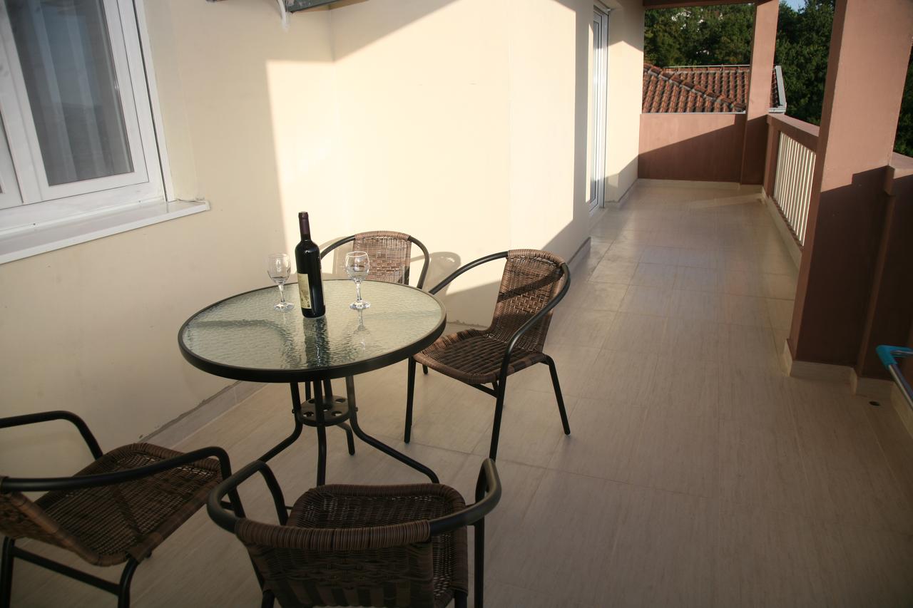 Table Fer Charmant Apartments Mira Montenegro Tivat Booking