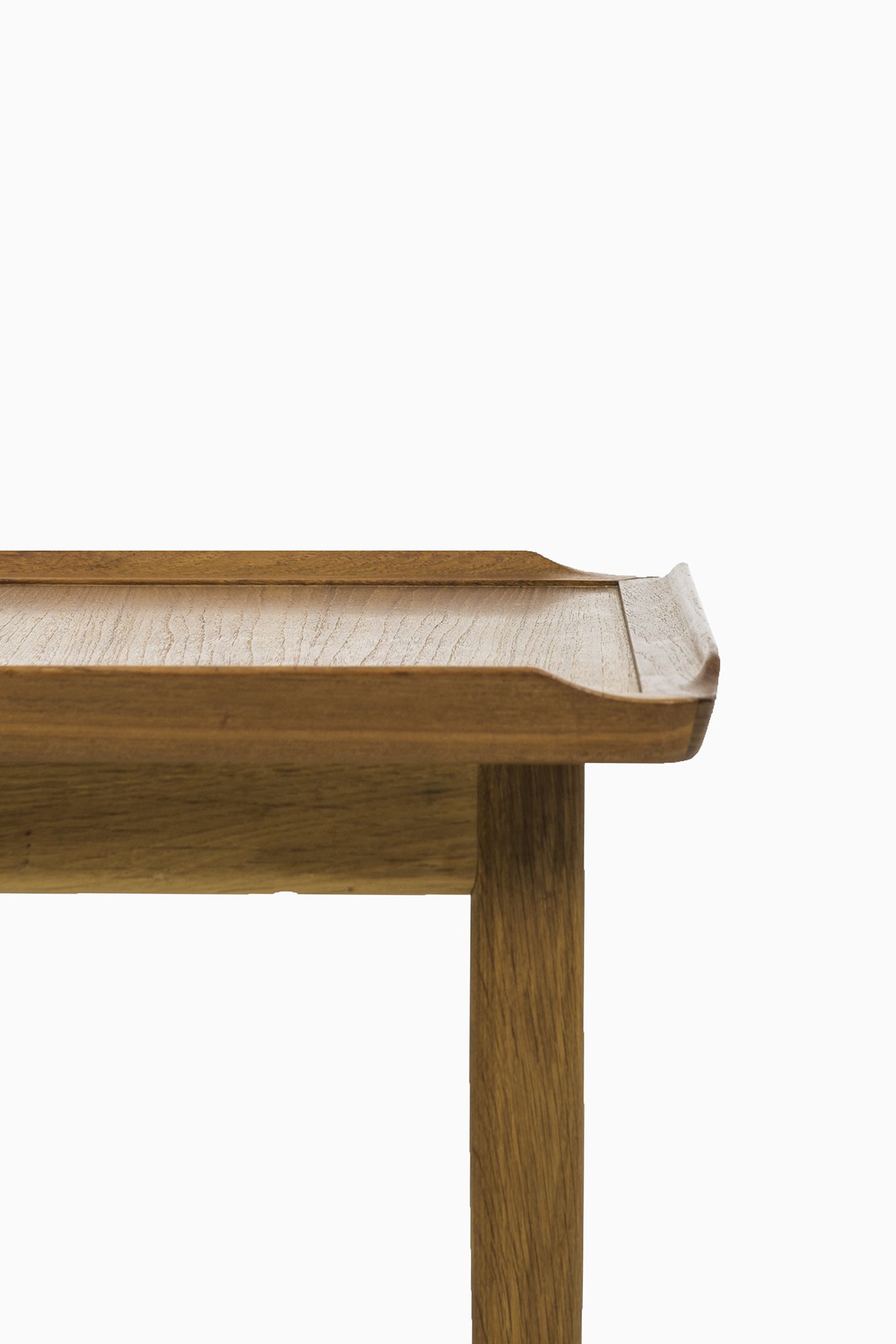 Table Haute Extensible Génial Teak Side Table with Raised Edges at Studio Schalling