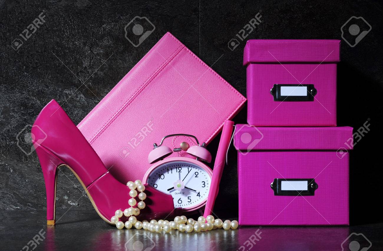 Mesdames jolie rose Bureau de femme avec la chaussure talon haut horloge stylo Boses de d p t de la Banque d images