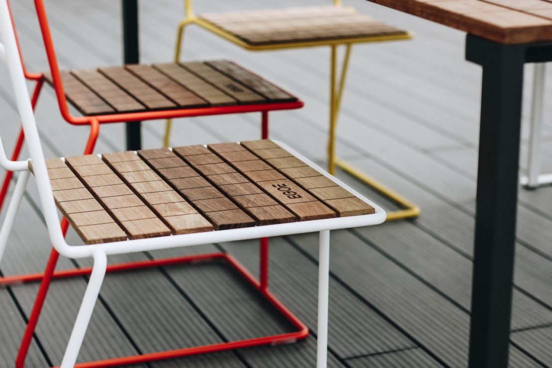salon de jardin table rectangulaire cora banc bistrot et 4 chaises tina metal acier de couleur et bois massif