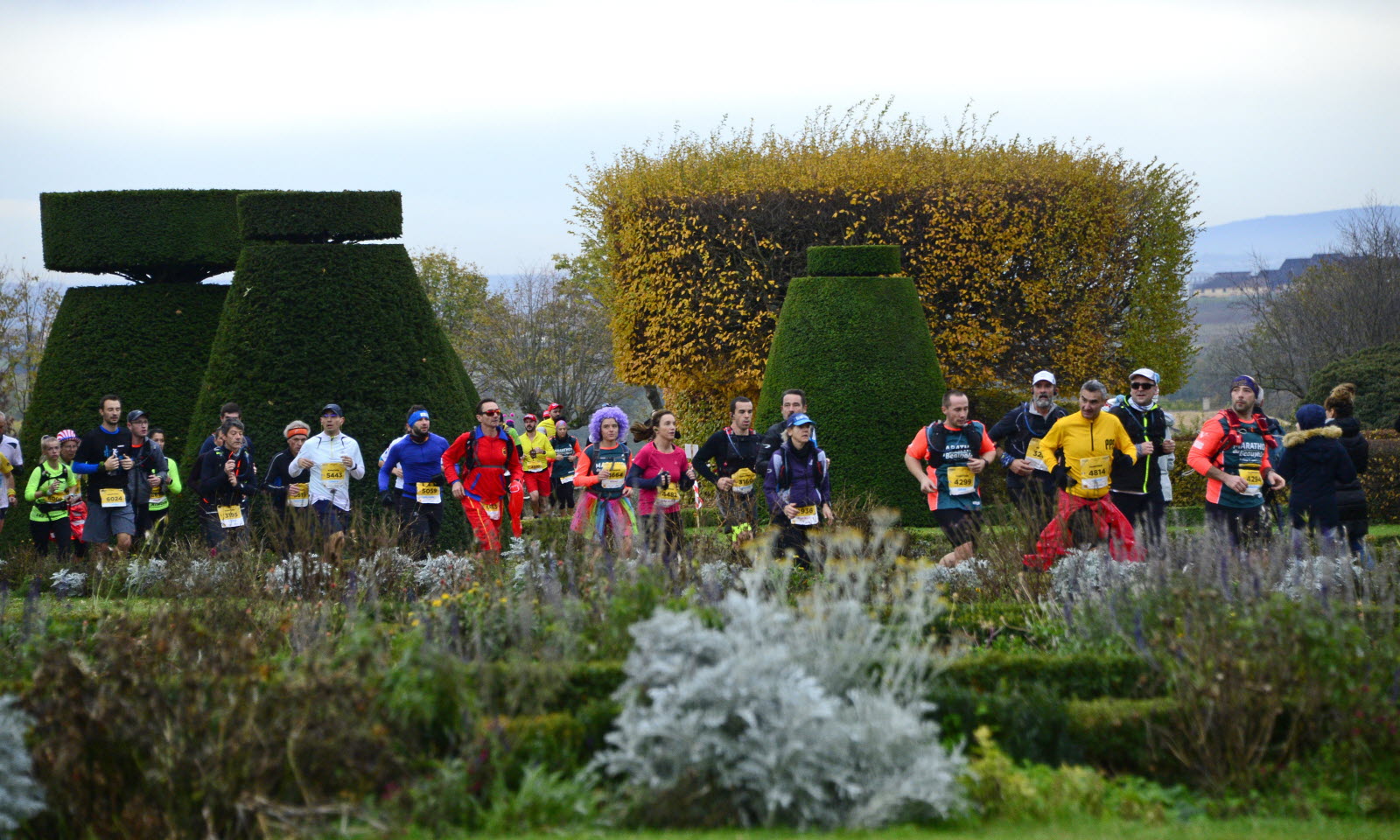 les coureurs dans les jardins du chateau de pizay photo progres richard mouillaud