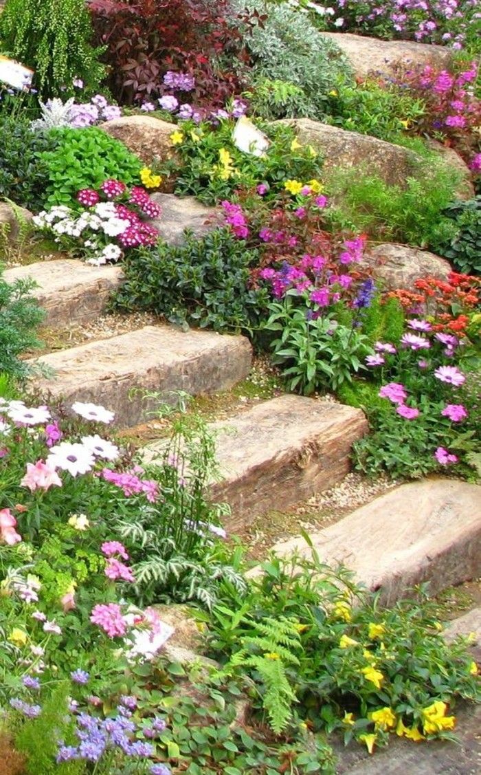 rocaille fleurie en pente abrupte escalier en pierre bord C3 A9 en pierre et fleur de rocaille amenagement jardin color C3 A9 e