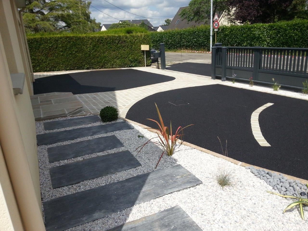 Amenagement Jardin Avec Gravier Génial Enrobé Noir Avec Des éléments De Décoration En Pavé