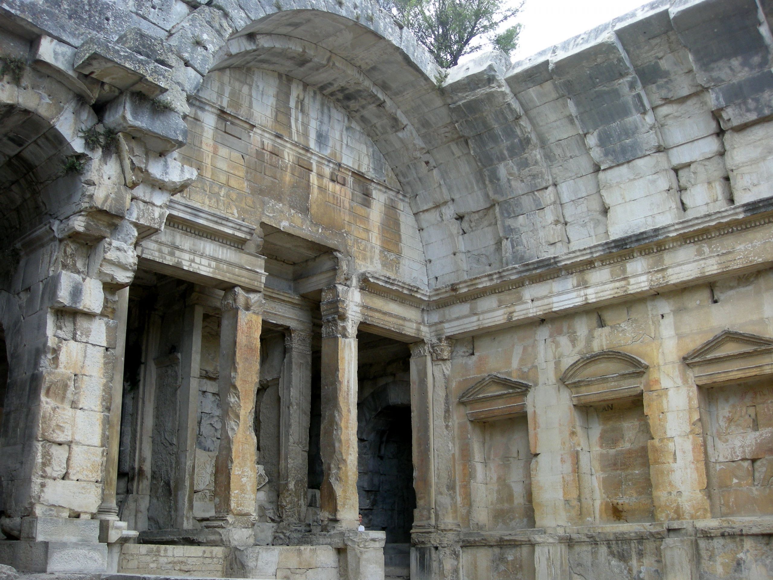 Nîmes Temple de Diane 2