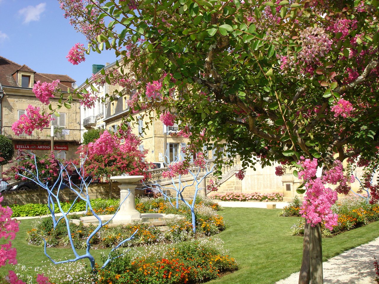 une jolie place avec