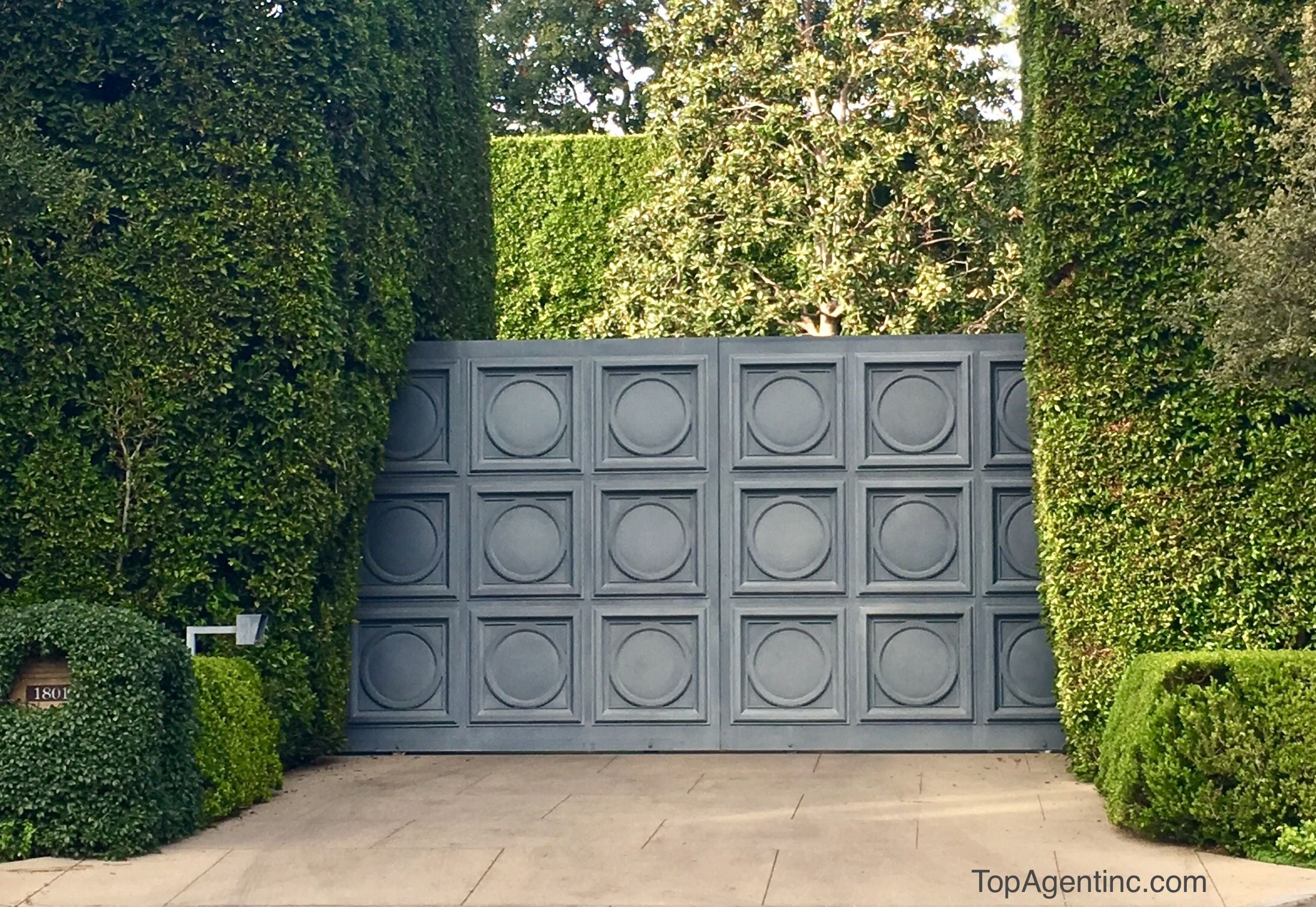 Avis Habitat Et Jardin Inspirant Architectural Circles & Squares On solid ash Green Gate In