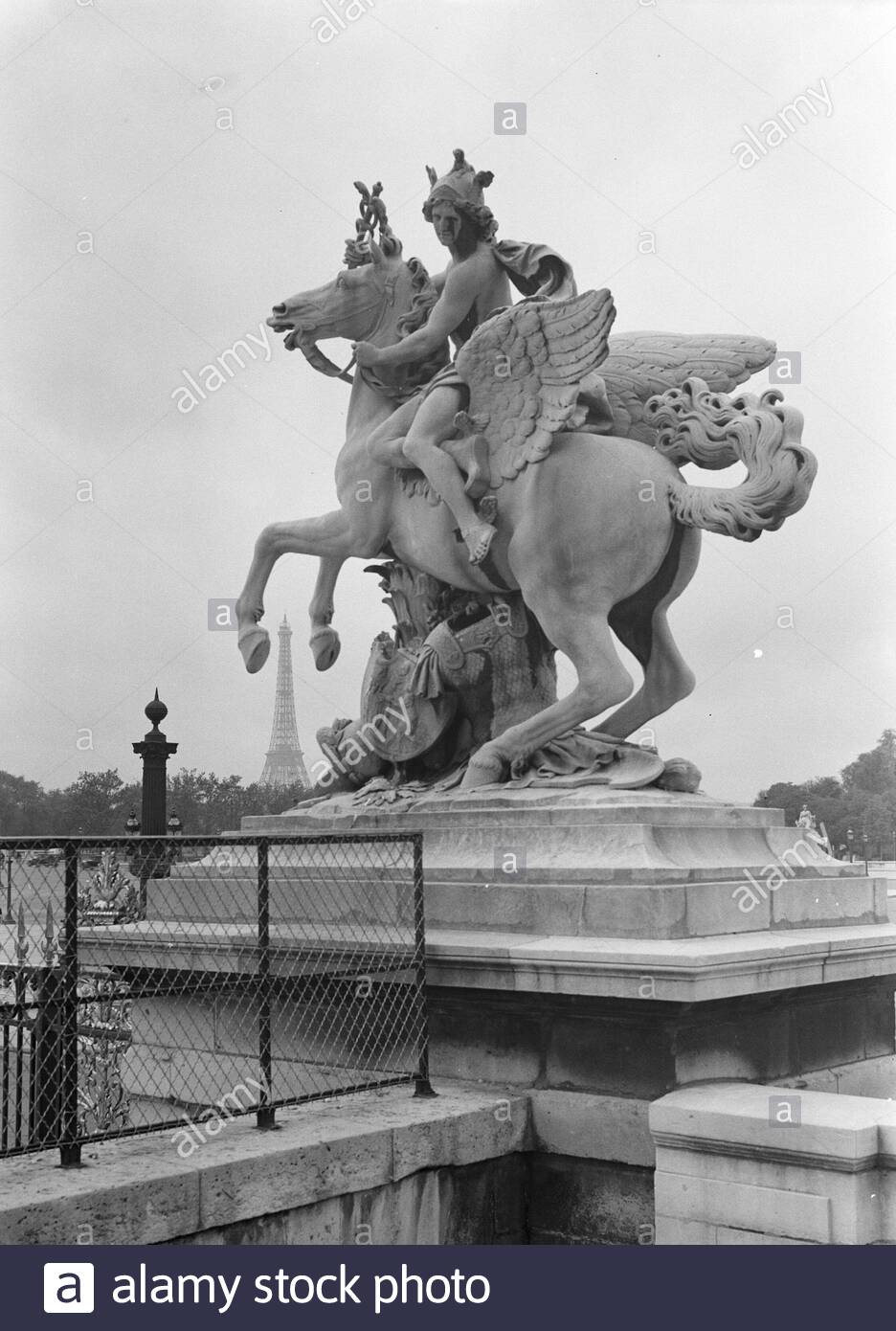 reportage paris description image mercure at the entrance of the jardin des tuileries annotation the sculptures mercure and la renomme are by antoine coysevox 1640 1720 they were placed in 1719 at the western entrance of the tuileries date 1935 location france paris keywords sculptures 2APE9X1