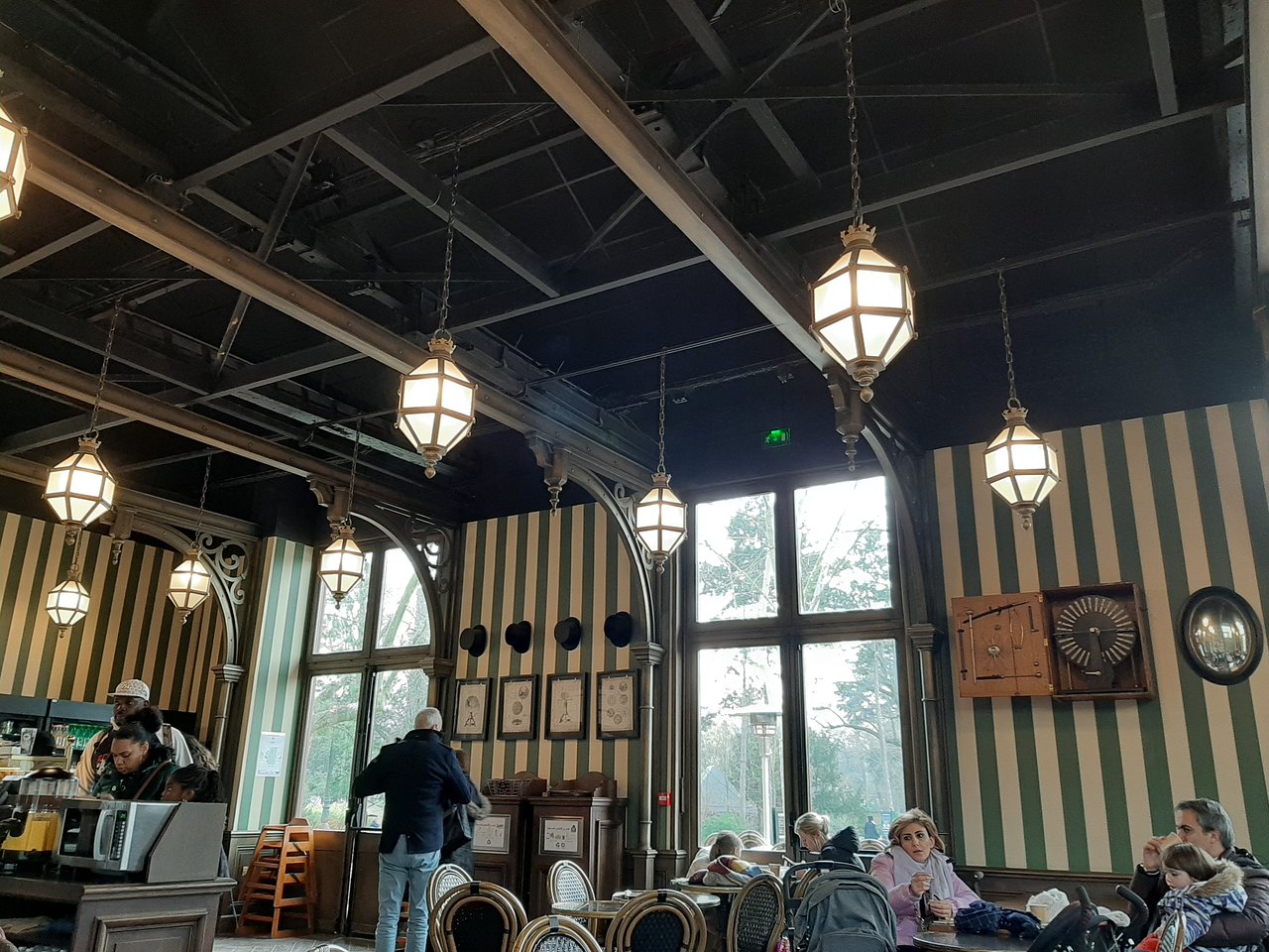 salle du cafe a vapeur