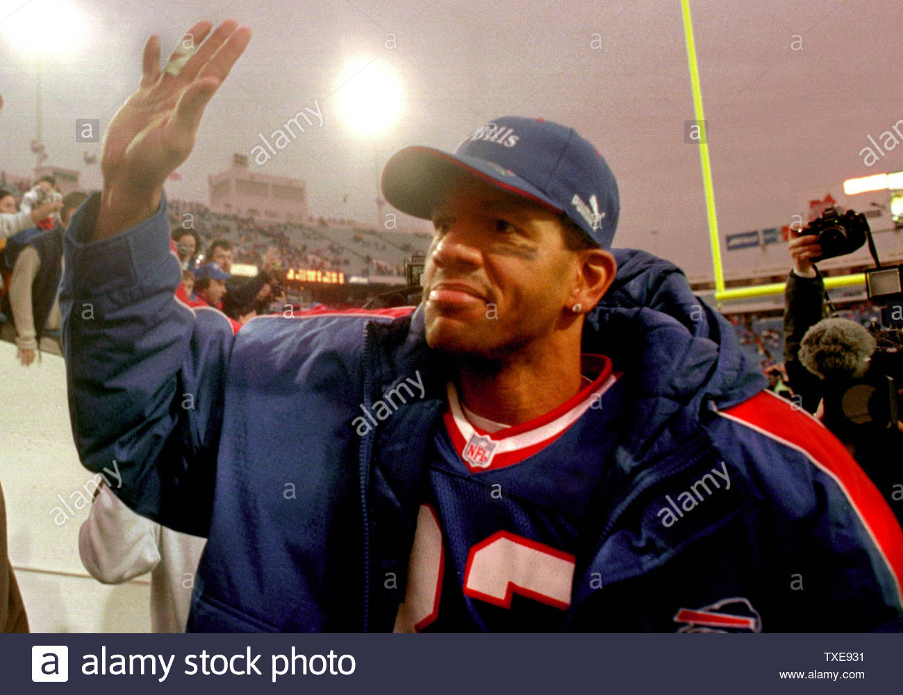 buf 02 january 2000 buffalo new york usa buffalo bills wide receiver andre reed waves to fans as he makes an emotional farewell after be ing the nfls all time second best receiver with 941 catches january 2 reed who may not be back with the bills because of the salary cap snagged 5 passes for 43 yards as the bills beat the colts 31 6 at ralph wilson stadium rggwgary wiepert upi TXE931