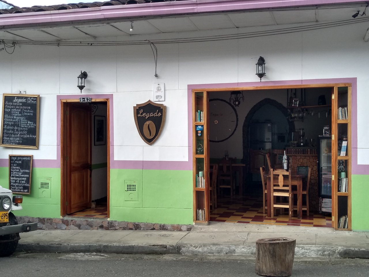 fachada de hostal y cafe