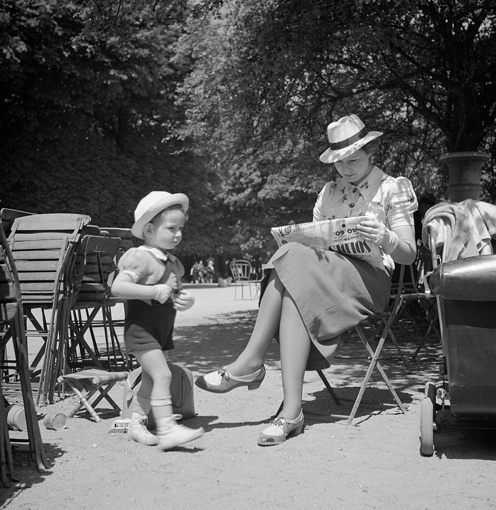 995px Dame leest de krant en een kleuter speelt aan haar voeten in de Jardin du Luxem Bestanddeelnr 254 2143