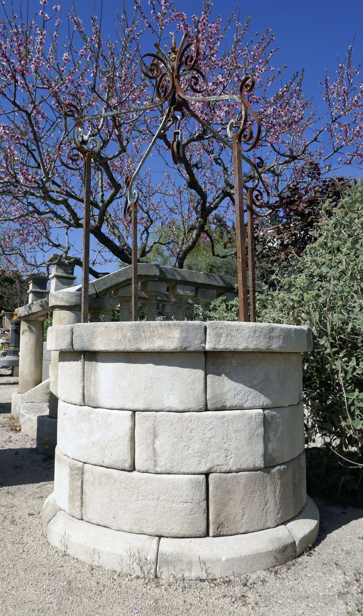 Decorer son Jardin Avec Des Pierres Beau De forme Circulaire Ce Puits Décoratif Pour Jardin Est