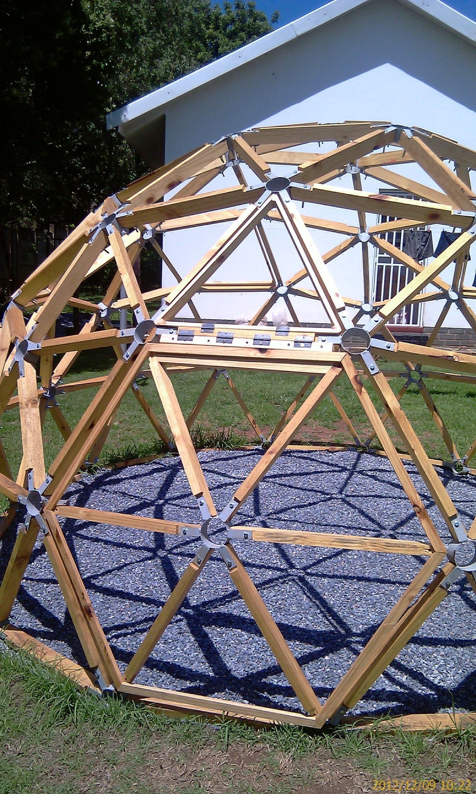 Fabriquer Une Porte En Bois Pour Abri De Jardin Luxe Garden Design Petit Dome Bois Avec Porte Integrer A La