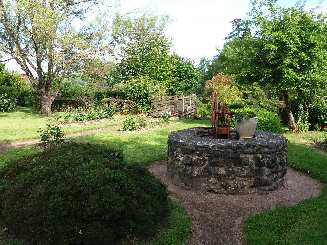 Faire Un Puit Dans son Jardin Unique Roseraie Des Villages De France La Celle En Morvan 2020