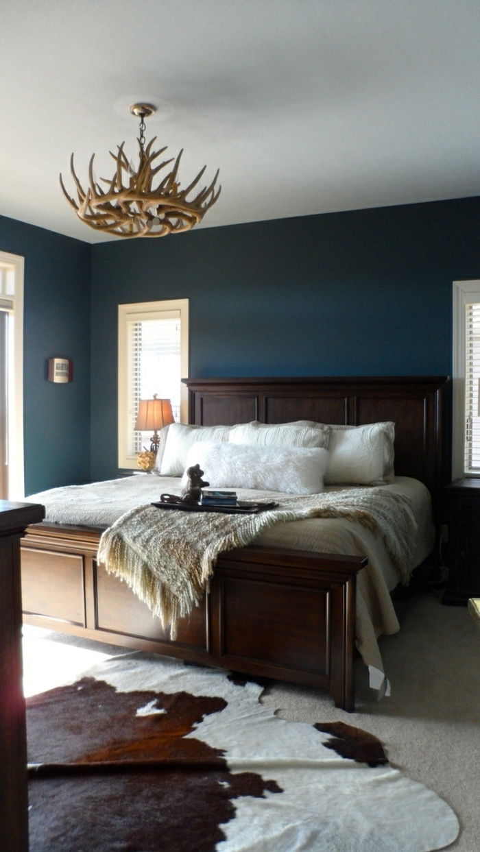 1 tapis en peau de vache moquette beige mur blue lustre en bois suspendu lit en bois