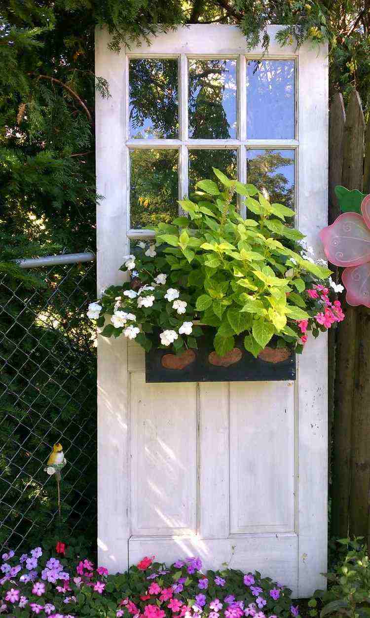 idées déco jardin vieille porte support jardinière plantes vertes fleurs