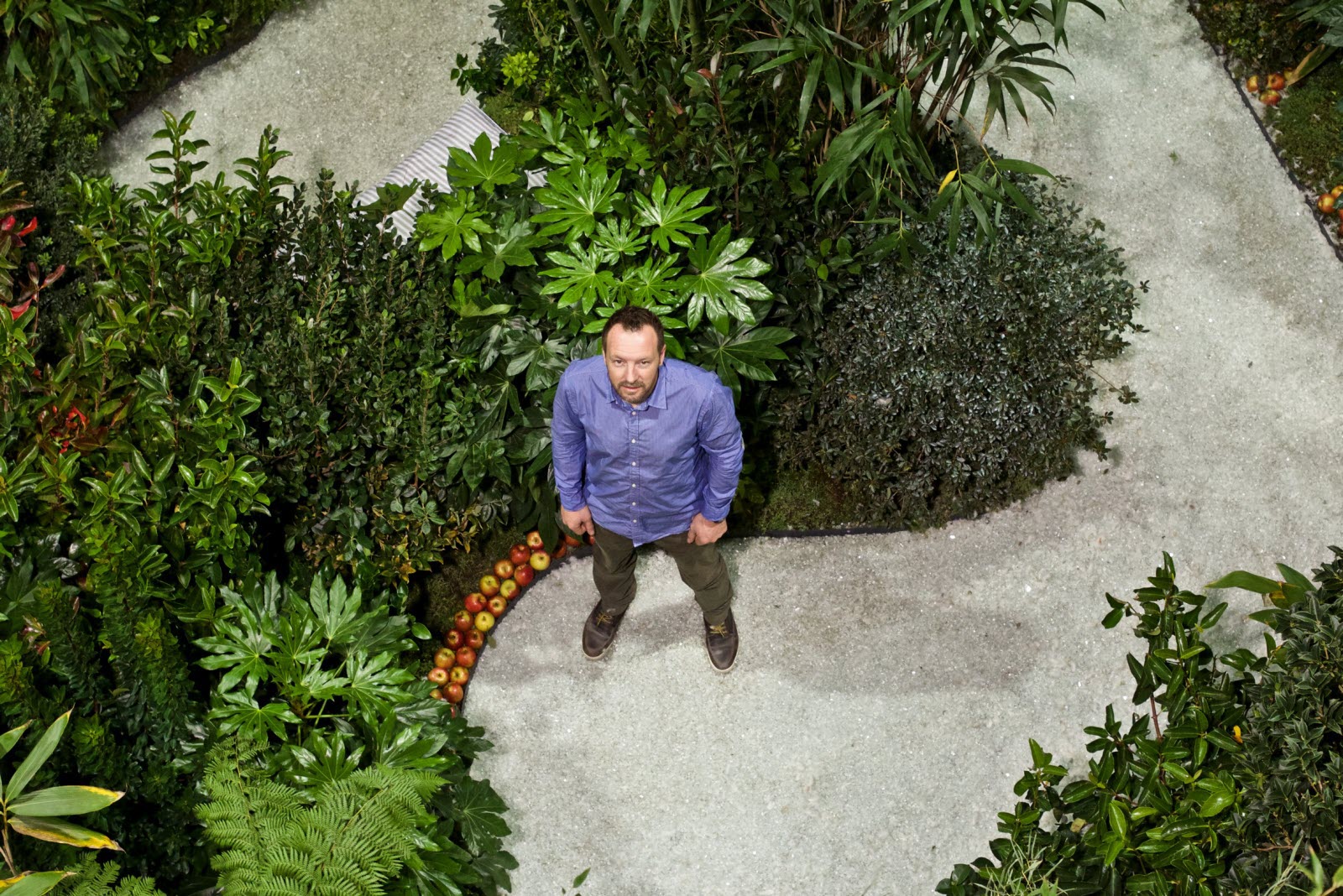 luc echilley dans son jardin photo thibaut de rohan