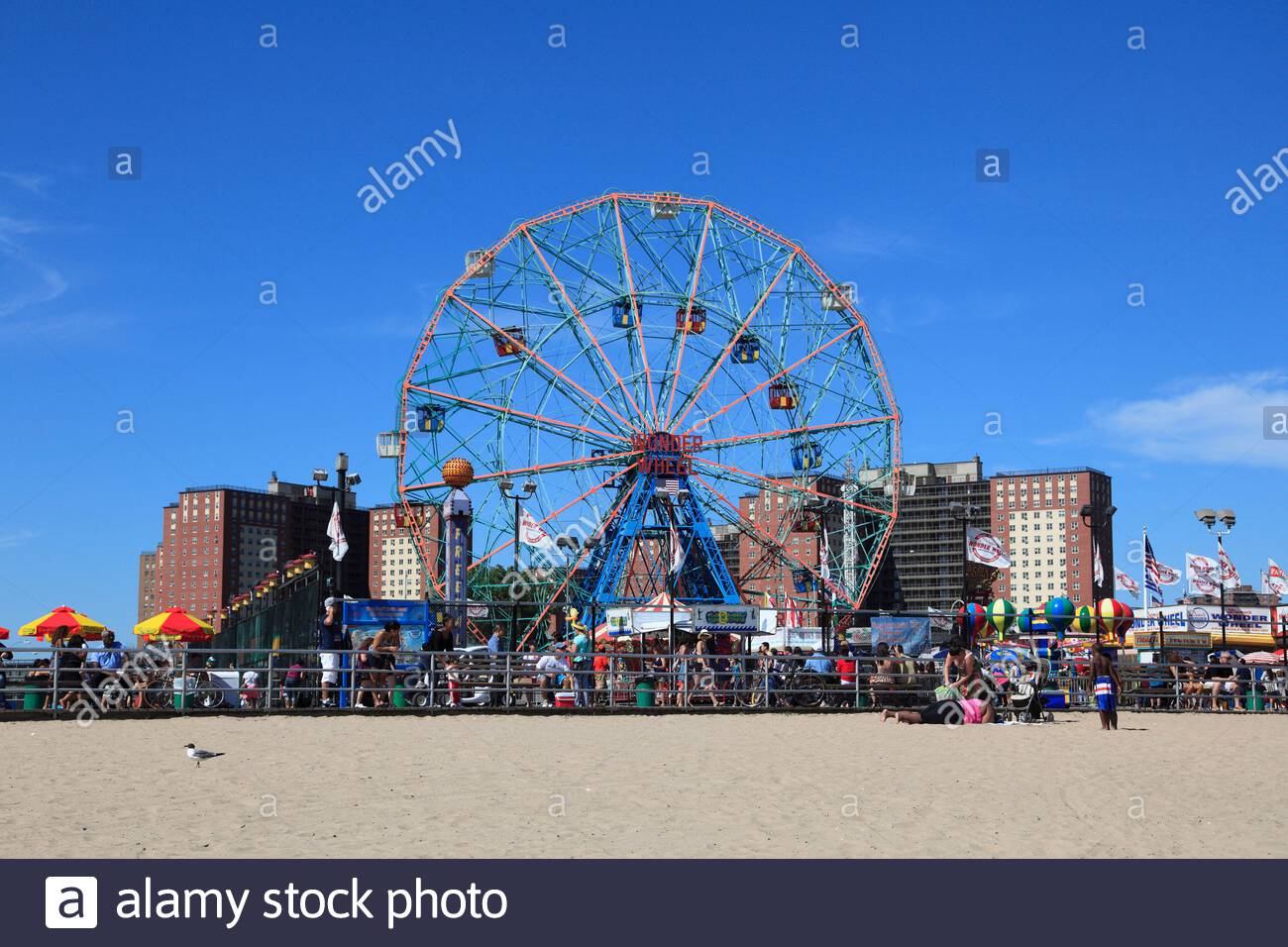 beach boardwalk denos wonder wheel amusement park coney island brooklyn new york city usa 2ATCHFD