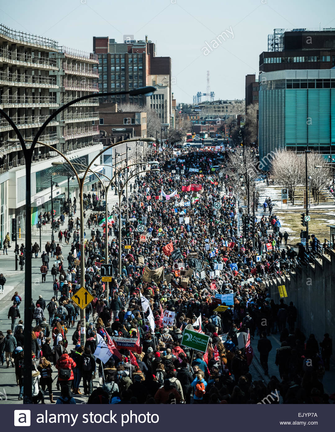 montreal canada 02 avril 2015 l emeute dans les rues de montreal afin de contrer les mesures d austerite economique vue panoramique l r ejyp7a