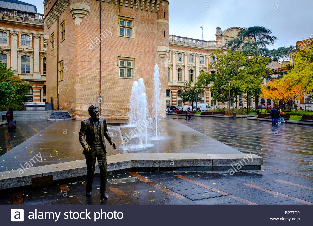 statue of french singer songwriter claude nougaro in the place charles de gaulle toulouse france R27TD9