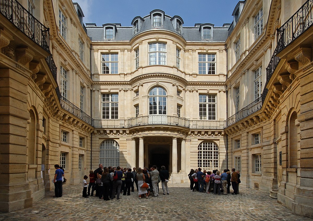 1200px Hôtel de Beauvais cour intérieure