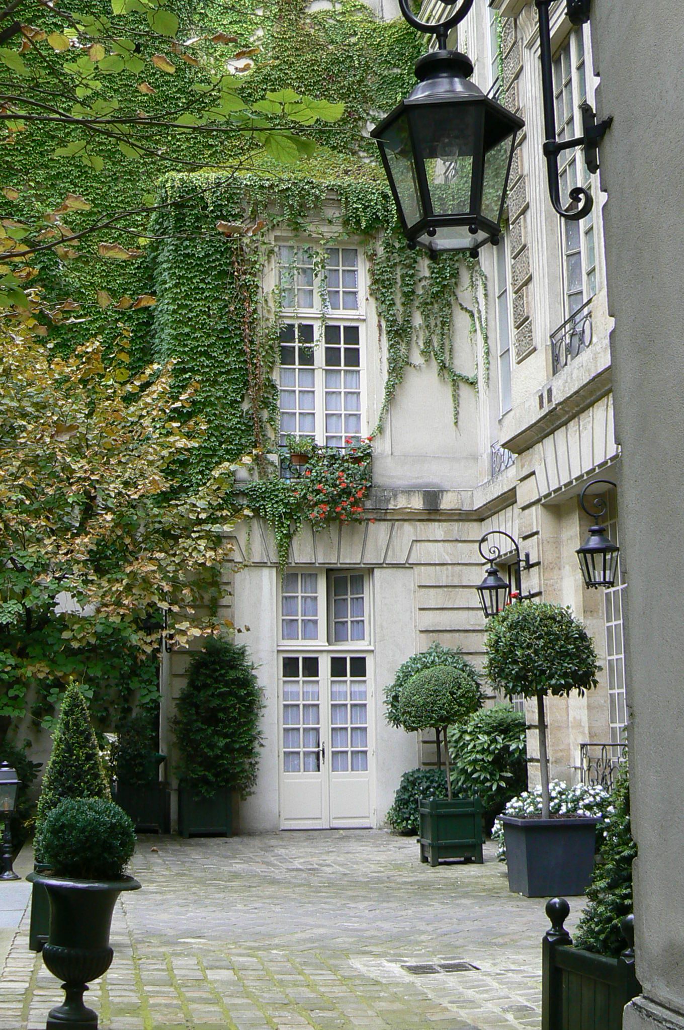 Jardin De France Nouveau Courtyard Lanterns